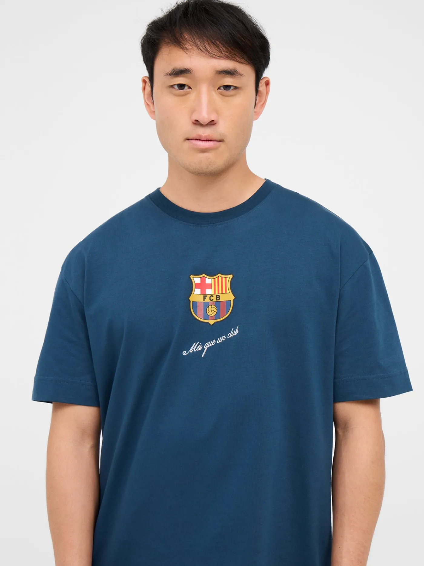 Marineblaues T-Shirt mit Barça-Wappen | FC Barcelona Fashion